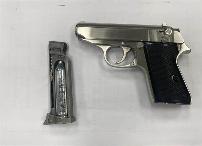 警方在嫌犯身上查扣犯案用的空气枪。（警方提供）