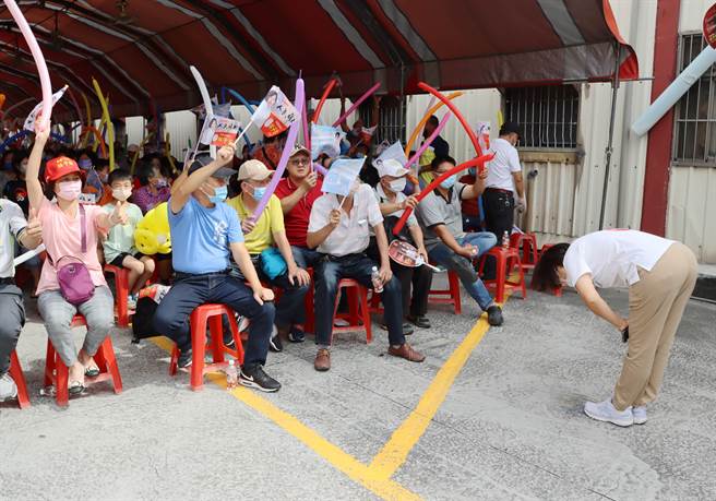 国民党民雄乡长候选人林于玲一一向乡亲鞠躬致意。（吕妍庭摄）