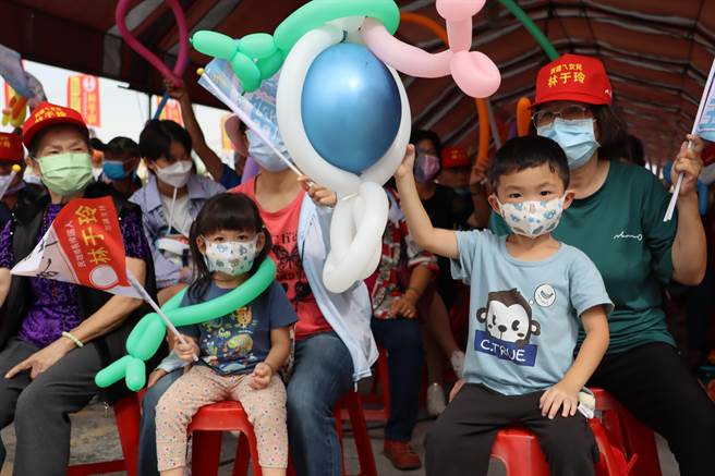 国民党嘉义县长候选人王育敏今与民雄乡长候选人林于玲联合竞选总部成立，涌进2、3000位支持民眾。（吕妍庭摄）