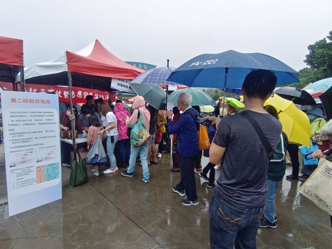 「知识小学堂挑战」活动，以学习单方式，设计防灾及核子事故相关题目，参与民眾可藉由摊位宣导内容或手机查询等方式完成学习，缴交学习单并全部答对者可获得限量好礼。(新北市消防局提供)