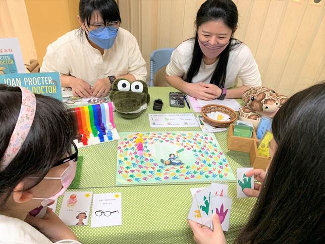 玉成附幼开了「爬虫女孩的午茶派对」，沿着动物脚印走，邂逅了恐龙女孩玛莉（Mary Anning）与爬虫学家琼安（Joan Procter），好玩又长知识。（教育局提供／张芷瑜台北传真）