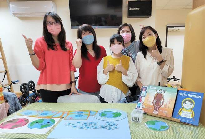 日新国小附幼透过环保少女和水公主捍卫地球的绘本与教具，将性平素养与永续发展的理念深植于小朋友心中。（教育局提供／张芷瑜台北传真）
