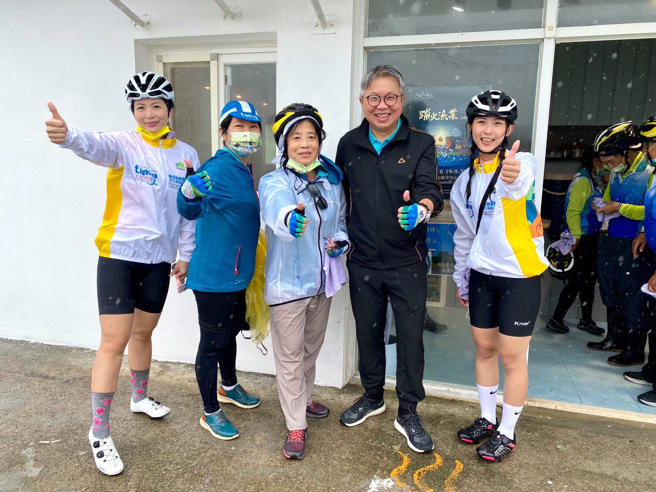 交通部观光局副局长周廷彰（右2）和北观处长陈美秀（中）开心合照出发。（北观处提供）