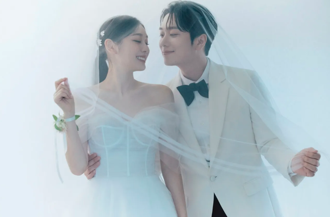 金妍儿和小5岁的声乐家7月时宣布结婚。(图/BEAT INTERACTIVE )