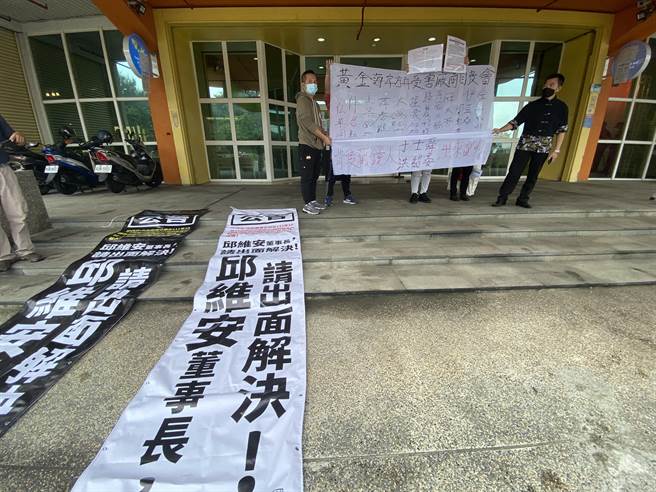 黄金海岸方舟受害商家不满遭经营者巧立名目收费、撤柜，到场举白布条抗议。(曹婷婷摄)