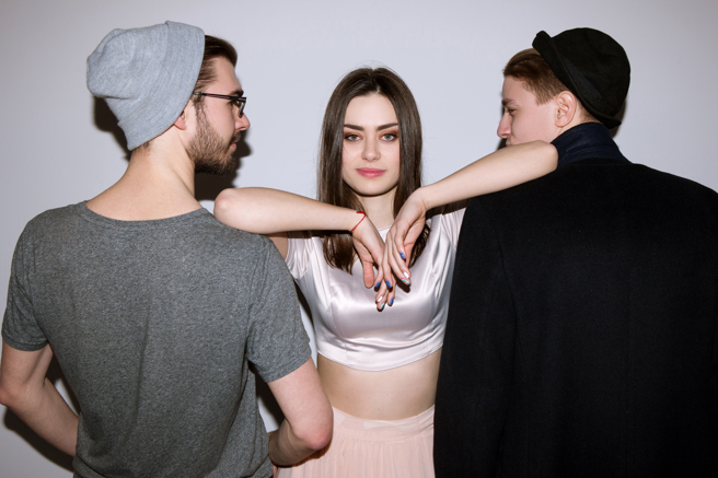 人妻极乐2男「解锁超多」怀孕，工程师夫崩溃「算周数」怒告。（示意图／Shutterstock）