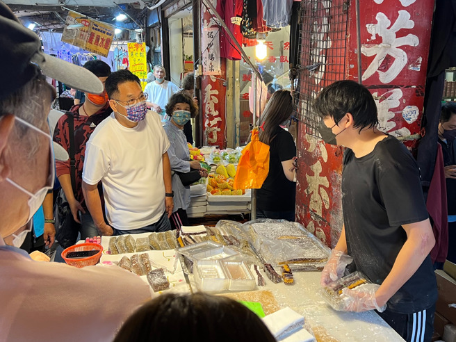 国民党新竹市长候选人林耕仁（中）。（图／取自林耕仁脸书）