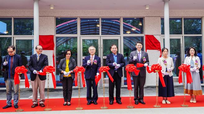 副县长陈见贤（中右）和罕见疾病基金会董事长林炫沛（中左）等人为「罕见家园」剪彩开幕。（罗浚滨摄）