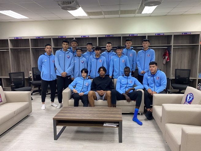 健行科大球员也都很喜欢这个全新休息室的环境。(黄及人摄)