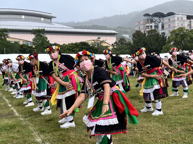 臺北市原住民族运动会活动包括传统体能竞赛、亲子乐龄活动，以及部落美食、原住民族工艺文创、农特产等摊位，并规划原住民族文化介绍区，展现16族文化特色。(北市原民会提供)