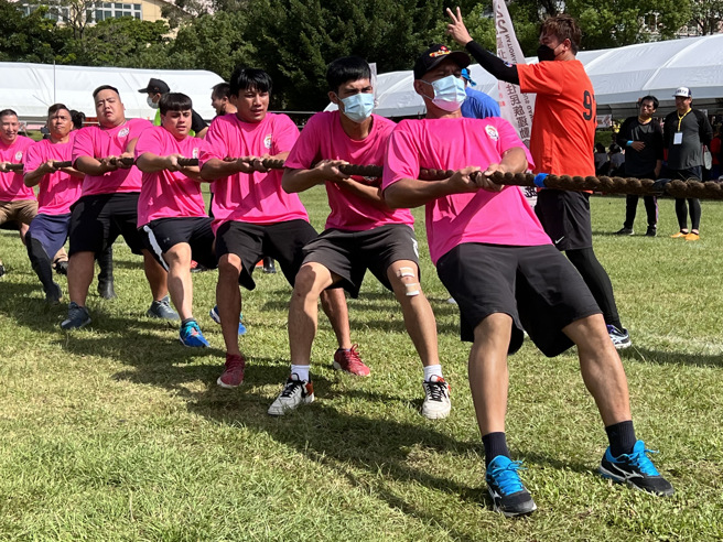 臺北市原住民族运动会活动包括传统体能竞赛、亲子乐龄活动，以及部落美食、原住民族工艺文创、农特产等摊位，并规划原住民族文化介绍区，展现16族文化特色。(北市原民会提供)