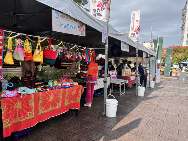 臺北市原住民族运动会活动包括传统体能竞赛、亲子乐龄活动，以及部落美食、原住民族工艺文创、农特产等摊位，并规划原住民族文化介绍区，展现16族文化特色。(北市原民会提供)