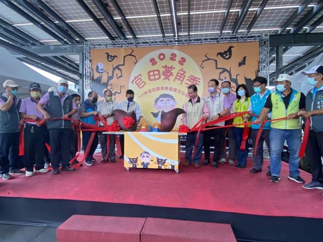 菱角节开幕仪式由市府副秘书长王扬智（右七）、民政局长姜淋煌（右八）、农业局副局长陈仲杰（右九）、官田区长陈仁伟（右六）及多名在地里长共同进行。（台南农业局提供／李俊淇台南传真）