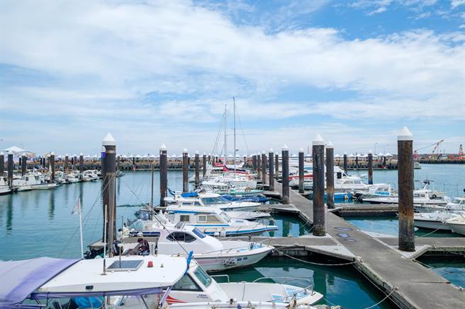 竹围渔港游艇码头，不仅可修理渔船与游艇，还能容纳约120艘游艇，呈现港边景观。（观旅局提供／蔡明亘桃园传真）