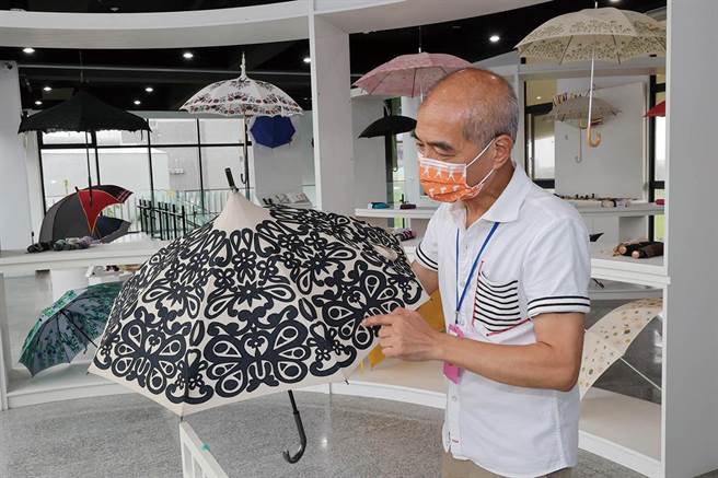 周末小旅行游程中，包括参访国巨洋伞文创园区。（观旅局提供／蔡明亘桃园传真）