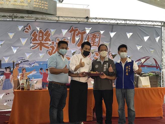 2022乐游竹围渔港系列活动今下午由知名主厨吴秉承（左二）带来10分钟出好菜厨艺秀，为活动揭开序幕。（蔡明亘摄）