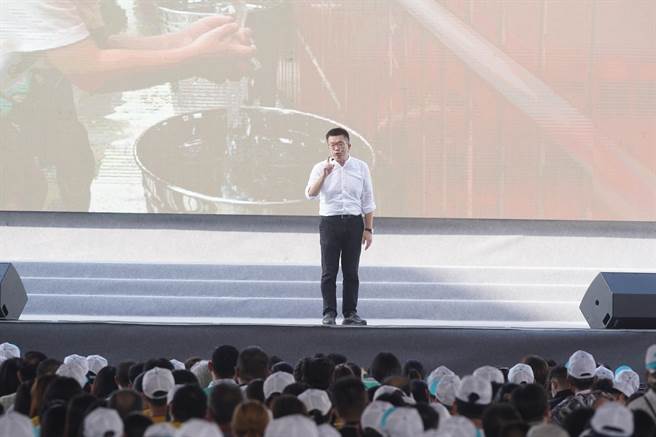 民进党台中市长候选人蔡其昌在冻蒜声中上台发表演说。（冯惠宜摄）