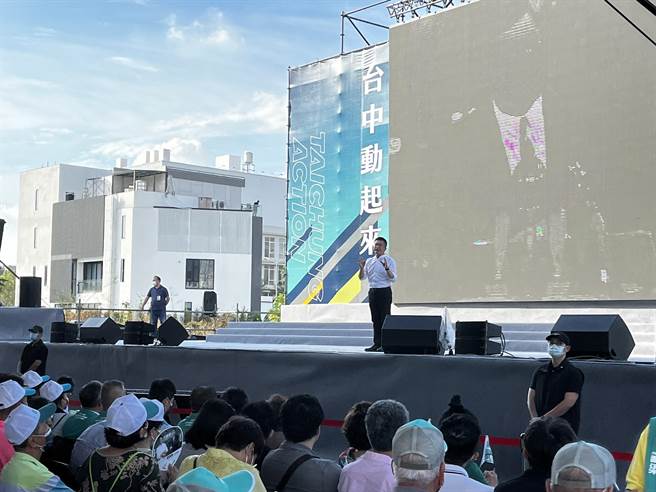 民进党台中市长候选人蔡其昌在冻蒜声中上台发表演说。（冯惠宜摄）