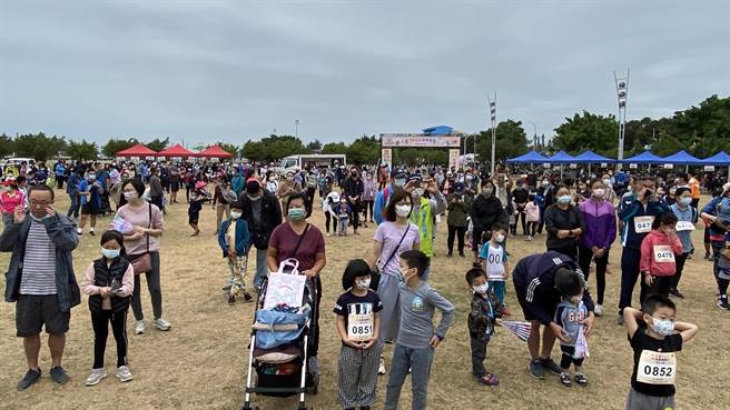 「2022金门县跃动社福嘉年华活动─公益健走活动」，一早吸引了上千位民眾全家出动踊跃参加(于家麒摄)