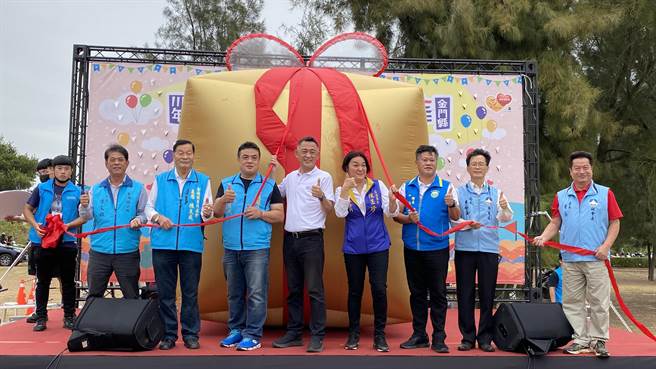 启动仪式以社福之大礼物包联合开箱闪亮登场，象徵政府办理之各项社福服务成果，持续不间断提供给需要的乡亲使用(于家麒摄)