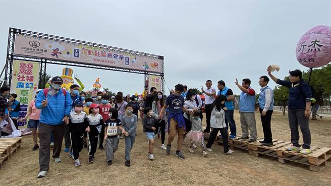 与会贵宾共同鸣枪后正式展开千人公益健走活动，希望乡亲在后疫情时代能出门走走，增进身心灵健康(于家麒摄)