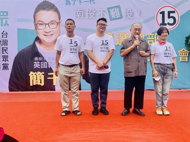 汪清医师（右二），强力推荐简千翔。（廖志晃摄）