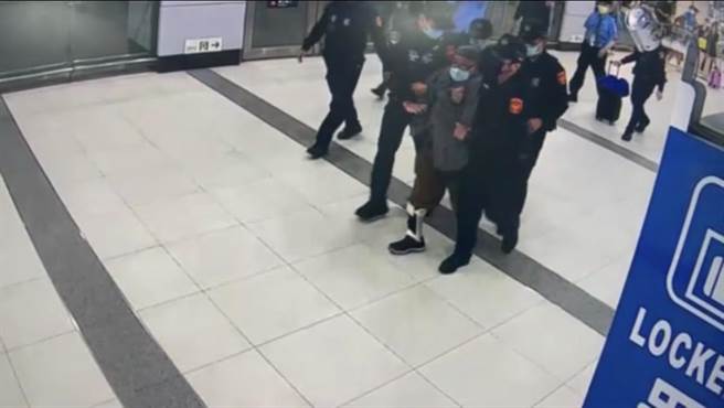 宫姓女子在高铁月台咆哮，遭警方保护管束。（警方提供）