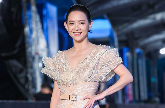 曾宝仪稍早第一个踏上金钟奖星光大道。（图／陈俊吉摄）