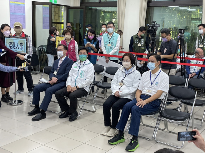 無黨籍桃園市長候選人鄭寶清（前排左二）。（取自鄭寶清臉書）