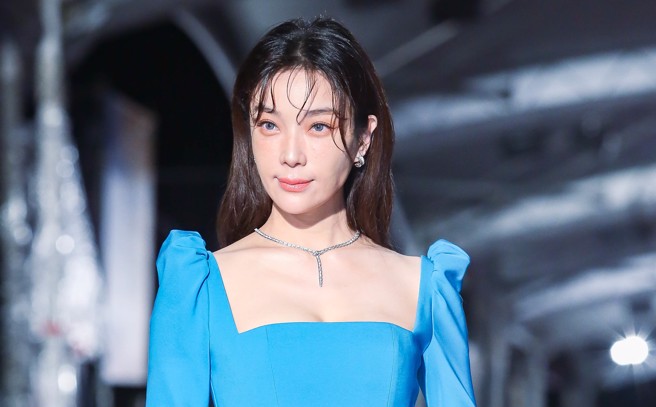 蔡淑臻以一襲藍色禮服現身紅毯。（圖／陳俊吉攝）