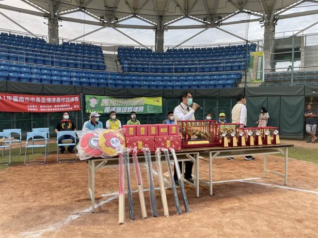 台南市长黄伟哲今天前往市长杯慢垒赛进行开幕致词。（李俊淇摄）