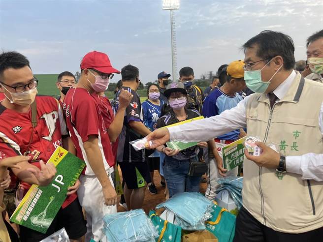 黄伟哲看到现场有许多小朋友特别停下来发送小礼物。（李俊淇摄）