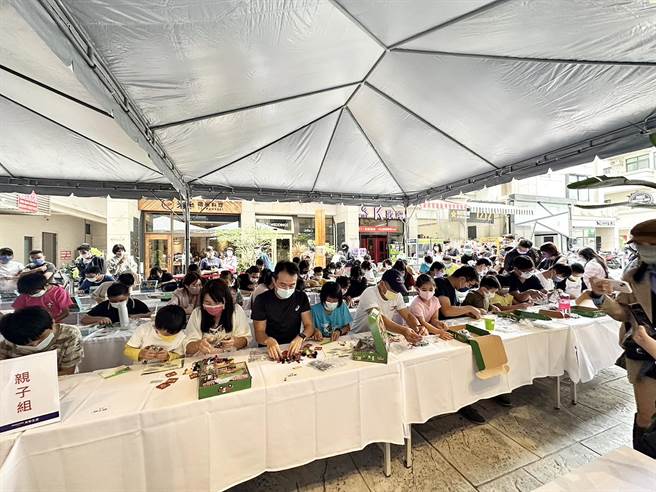 今SNOOPY积木竞赛共吸引超过150组队伍踊跃参加，许多爸爸妈妈带小着朋友一同热情参与竞赛。（嘉义市政府提供∕吕妍庭嘉义传真）