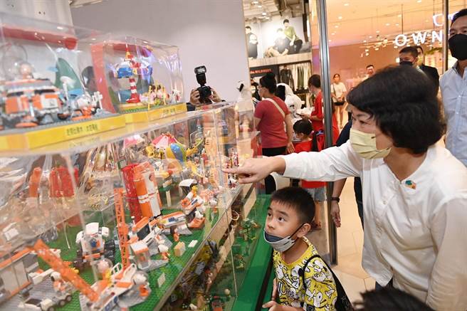 嘉义市长黄敏惠特地到场为小小选手加油，也参观SNOOPY快闪店。（嘉义市政府提供∕吕妍庭嘉义传真）
