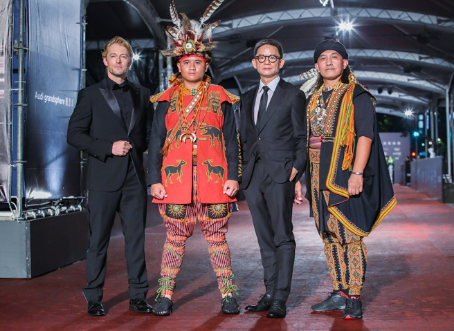 查马克的儿子乐可艾．法拉屋乐（左2）代替父亲走上星光大道。（图／陈俊吉摄）