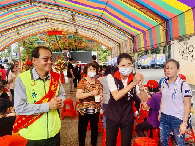 國民黨南投縣長候選人許淑華（右二），與縣議員候選人黃春麟（左）聯袂拜票。（廖志晃攝）