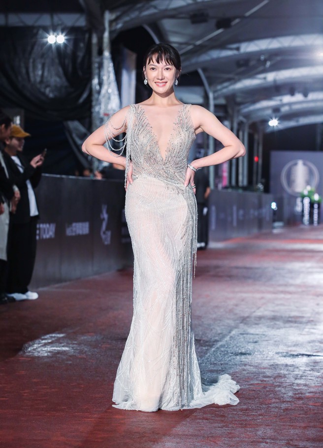 女星李杏中空深V戰服炸出東西半球，辣暈全場。（圖／陳俊吉攝）