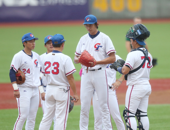 U23中华队林振玮仅先发0.2局投出5次保送失2分退场。（陈怡诚摄）