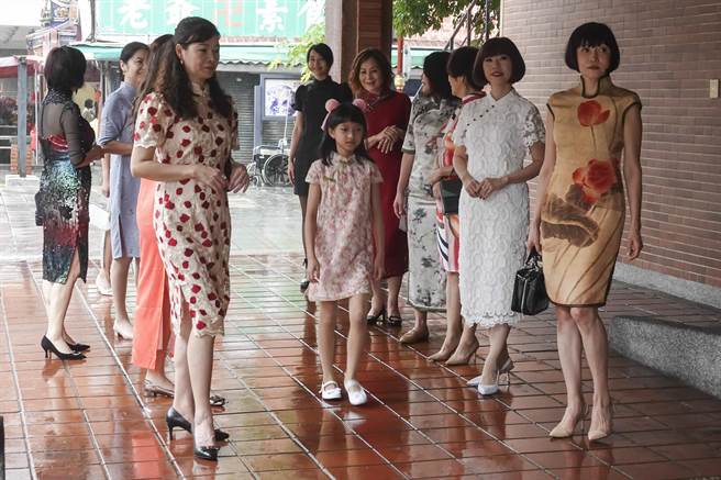 参加1920变装活动的民眾穿着復古旗袍现身在台北大稻埕街区。（黄子明摄）