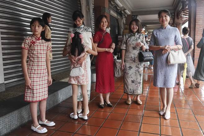 穿着復古旗袍的女子参加大稻埕国际艺术节1920变装活动。（黄子明摄）