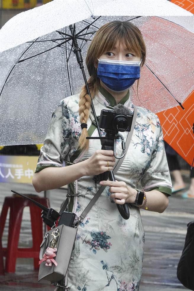 参加大稻埕国际艺术节1920变装活动的民眾穿着復古旗袍，手持现代摄影机忙着捕捉现场场景。（黄子明摄）