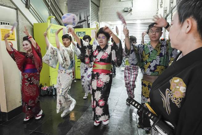 爱好日本文化的民眾穿着和服参加大稻埕国际艺术节1920变装活动，并随着音乐表演日本舞蹈。（黄子明摄）