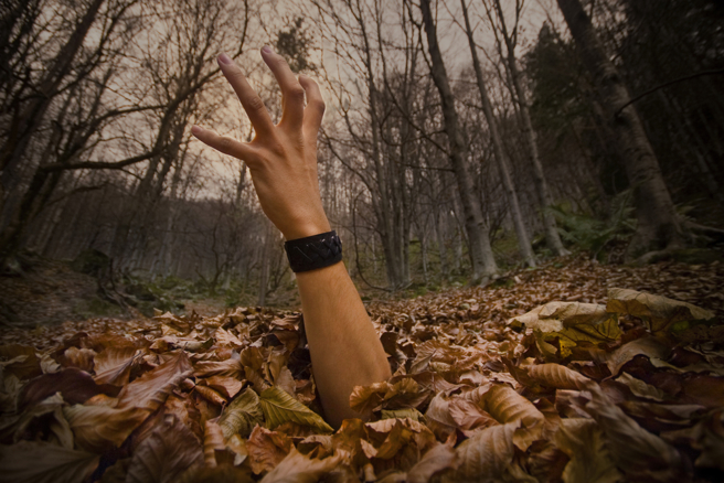 女子意识到自己置身在泥土里，渐渐被活埋，空气越来越稀薄、几乎不见天日。(示意图／shutterstock)