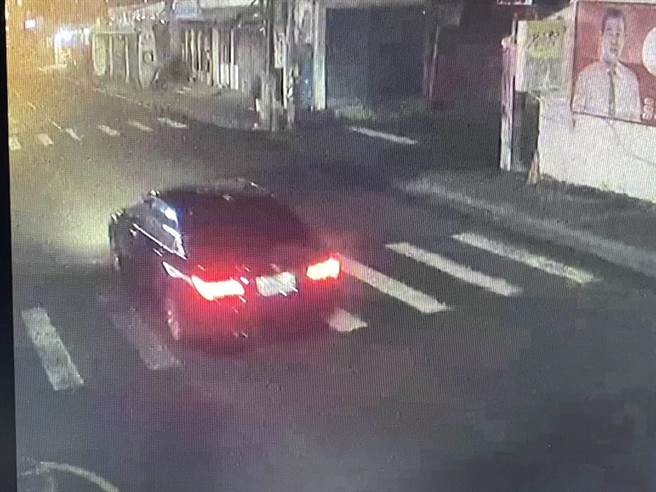 屏县道落坑驾驶到警局说明，疑因酒驾才会离开事故现场。(警方提供)