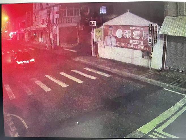 屏县道落坑驾驶到警局说明，疑因酒驾才会离开事故现场。(警方提供)