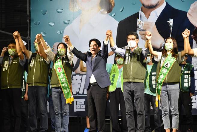 副总统赖清德（右三）22日到台西乡出席刘建国（右二）联合竞选总部成立大会，为刘建国站台助讲。（周丽兰摄）