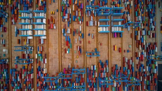 大陆自动化码头装卸效率屡创世界纪录，关键核心技术要不来买不到。图为青岛港。（大陆闪电新闻）