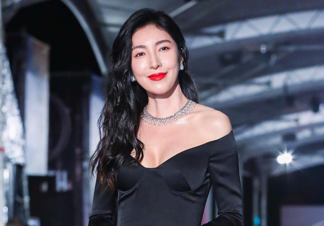 杨谨华以黑色礼服搭配宝诗龙珠宝，更能衬托珠宝之美。（陈俊吉摄）