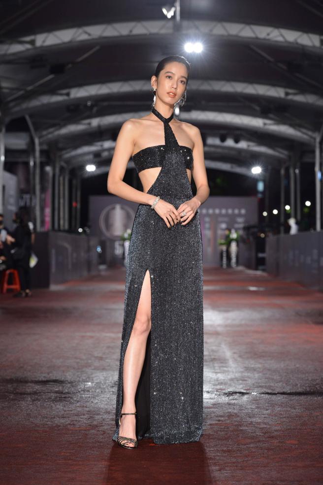 陈庭妮穿Celine Couture黑色亮片高级订制服，带有未来军装风的气场。（陈俊吉摄）