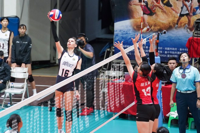 新北中纤洋将Sara(左)高高跳起准备扣杀。(中华排协提供)